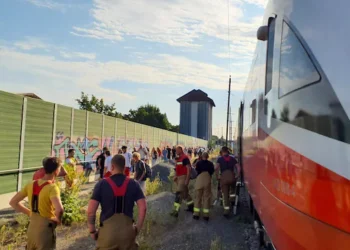 Zugpanne bei Seekirchen: Rund 200 Fahrgäste nach Bremsdefekt evakuiert