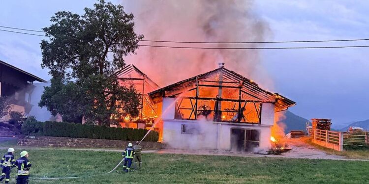 Kärnten’de Ahır Çıktı, 210 İtfaiyeci Seferber Oldu: Bitişikteki Ev Son Anda Kurtarıldı!