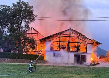 Großbrand im Kärntner Drautal: 210 Feuerwehrleute retten Wohnhaus vor den Flammen!
