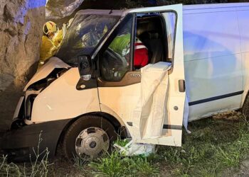 Schwerer Verkehrsunfall auf Eibergstraße: Auto prallt frontal gegen Felswand!