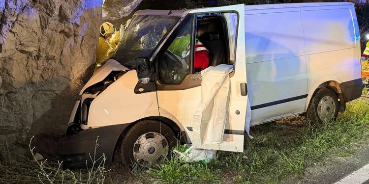 Schwerer Verkehrsunfall auf Eibergstraße: Auto prallt frontal gegen Felswand!