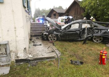Avusturya’da Alkollü ve Ehliyetsiz Sürücü Dehşeti: Otomobille Evin Duvarına Çarptı!