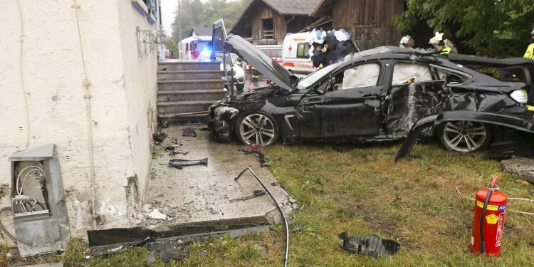 Avusturya’da Alkollü ve Ehliyetsiz Sürücü Dehşeti: Otomobille Evin Duvarına Çarptı!