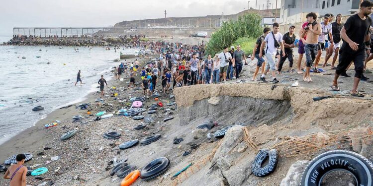 49 Bin Kişi Ceuta’ya Akın Etti, İspanya Orduyu Devreye Soktu!
