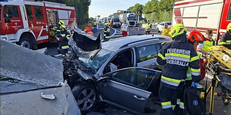 Schwerer Unfall auf der A9 bei Lebring: Auto krachte frontal gegen Anpralldämpfer – Familie verletz!