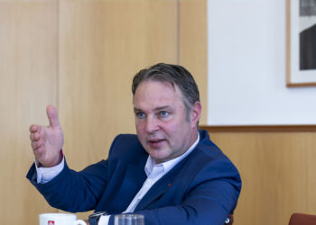 Gender-Debatte um Andreas Babler: Vizekanzler irritiert mit „Spielerinnen“-Sager nach ÖFB-Besuch