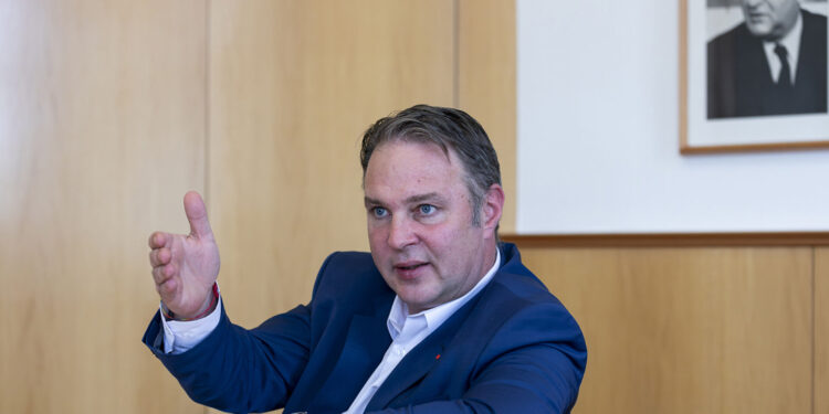 Gender-Debatte um Andreas Babler: Vizekanzler irritiert mit „Spielerinnen“-Sager nach ÖFB-Besuch