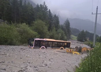Erdrutsch in Arlberg: Linienbus zwischen Flirsch und Pettneu von Mure erfasst