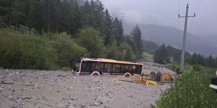 Erdrutsch in Arlberg: Linienbus zwischen Flirsch und Pettneu von Mure erfasst