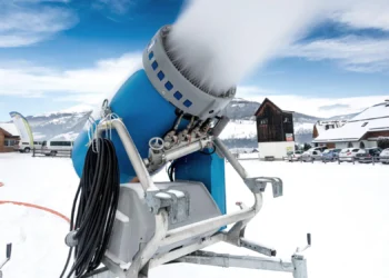 Skitourismus im Wandel: Schneekanonen als wirtschaftliche Notwendigkeit im Winter 2025/2026