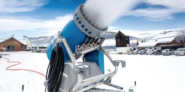 Skitourismus im Wandel: Schneekanonen als wirtschaftliche Notwendigkeit im Winter 2025/2026