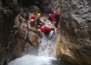Adrenalin ve Doğanın Buluşma Noktası: Tirol’ün En Büyük Şelalesinde “Stuibenfall Klettersteig” Deneyimi!