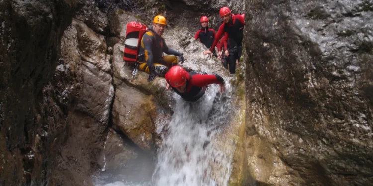 Adrenalin ve Doğanın Buluşma Noktası: Tirol’ün En Büyük Şelalesinde “Stuibenfall Klettersteig” Deneyimi!
