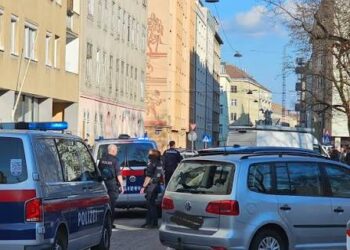 Viyana Favoriten’de Sokak Ortasında Dehşet: Bıçaklı ve Tekmeli Çete Saldırısında 2 Ağır Yaralı!