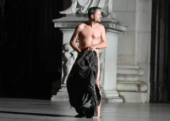 Salzburg Festivali’nde ‘Çıplak Jedermann’ Şoku! Philipp Hochmair’in Sahnesi Olay Yarandı!