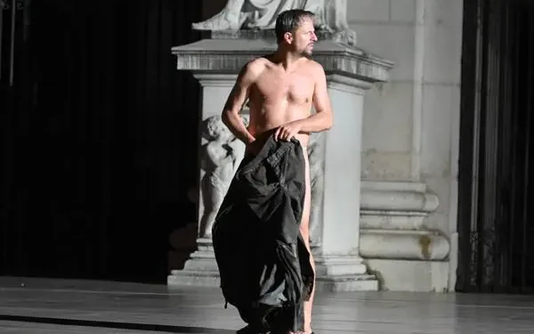 Salzburg Festivali’nde ‘Çıplak Jedermann’ Şoku! Philipp Hochmair’in Sahnesi Olay Yarandı!