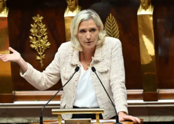 Marine Le Pen kündigt Kandidatur für die Präsidentschaftswahl 2027 an – RN setzt auf Wirtschaft und Migration