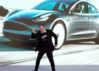 Tesla-Aktie unter Druck: Europa-Schwäche, China-Klagen und neue Prognosen für 2027