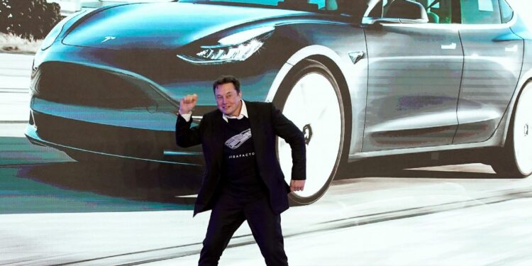 Tesla-Aktie unter Druck: Europa-Schwäche, China-Klagen und neue Prognosen für 2027