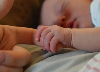 Beliebteste Babynamen in Österreich 2025: Emma und Noah führen die Namensliste an