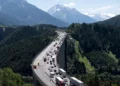 Avusturya Otoyollarında “Rettungsgasse” Hayat Kurtarıyor: Uymayan Sürücülere Ağır Cezalar!