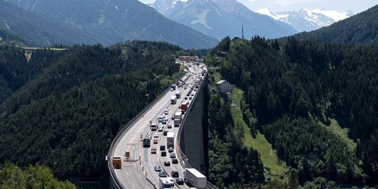Avusturya Otoyollarında “Rettungsgasse” Hayat Kurtarıyor: Uymayan Sürücülere Ağır Cezalar!