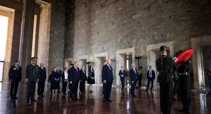 Avusturya Başbakanı Stocker Ankara’da: Anıtkabir’e Ziyaret ve Dostluk Mesajı!