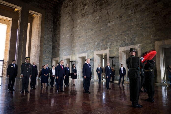 Avusturya Başbakanı Stocker Ankara’da: Anıtkabir’e Ziyaret ve Dostluk Mesajı!